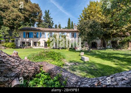 Lamotte-du-Rhône, Vaucluse, Provence-Alpes-Côte d'Azur, Frankreich, Landhaus im typischen Stil der Region. Stockfoto