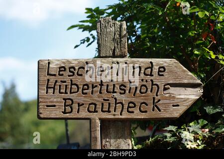 Holzschild für Wanderer, Cochem an der Mosel, Mosel, Rheinland-Pfalz, Deutschland, Europa Stockfoto