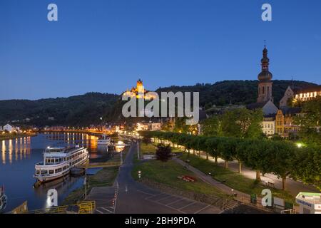 Altstadt mit Moselpromenade und Reichsburg, Cochem an der Mosel, Mosel, Rheinland-Pfalz, Deutschland, Europa Stockfoto