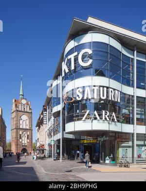 Kröpeliner Tor Center Rostock KTC und Kröpeliner Tor, Fußgängerzone Kröpeliner Straße, Rostock, Mecklenburg-Vorpommern, Deutschland, Europa Stockfoto