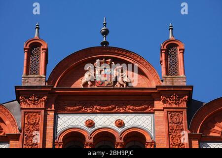 Dekorierter Dachgiebel, Hauptgebäude der Universität am Universitätsplatz, Rostock, Mecklenburg-Vorpommern, Deutschland, Europa Stockfoto