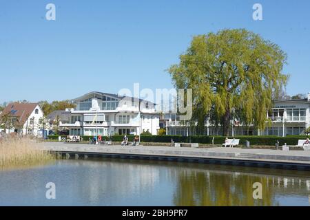 Schmachter See mit Wohnhäuser, Binz auf Rügen, Insel Rügen, Mecklenburg-Vorpommern, Deutschland, Europa Stockfoto