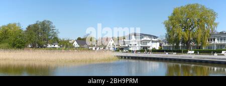 Schmachter See mit Wohnhäuser, Panoramaaufnahme, Binz auf Rügen, Insel Rügen, Mecklenburg-Vorpommern, Deutschland, Europa Stockfoto
