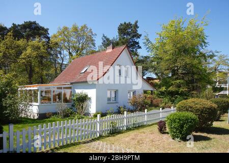 Modernes Wohnhaus, Einfamilienhaus, Binz auf Rügen, Insel Rügen, Mecklenburg-Vorpommern, Deutschland, Europa Stockfoto