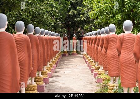 Reihen von Steinmönchstatuen im Wat Bo Tempel, Siem Reap, Kambodscha, Asien Stockfoto