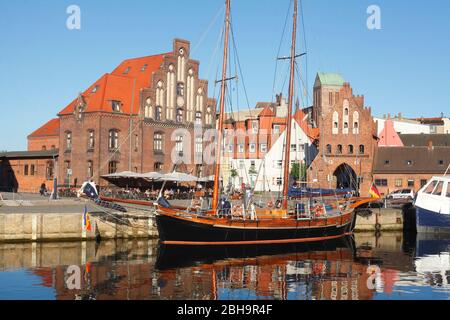 Alter Hafen mit Fischerbooten, Alter Zollhaus und Wassertor, Wismar, Mecklenburg-Vorpommern, Deutschland, Europa Stockfoto