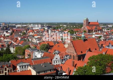 Blick auf die Altstadt und die Nikolaikirche vom Turm der Georgenkirche, Wismar, Mecklenburg-Vorpommern, Deutschland, Europa Stockfoto