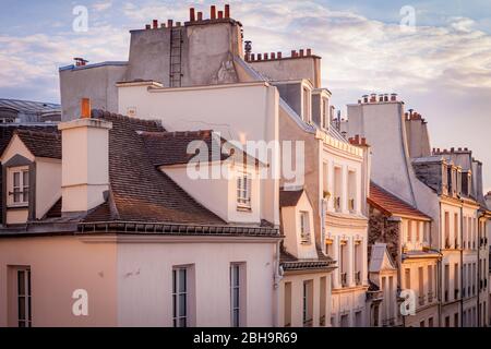 Dachgauben, Schornsteine und Dachlinien im Marais, Paris, Ile-de-France, Frankreich Stockfoto