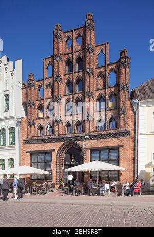 Marktplatz mit historischem Giebelhaus Alter Schwede, Wismar, Mecklenburg-Vorpommern, Deutschland, Europa Stockfoto