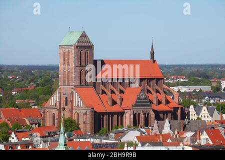 Blick auf die Altstadt und die Nikolaikirche vom Turm der Georgenkirche, Wismar, Mecklenburg-Vorpommern, Deutschland, Europa Stockfoto