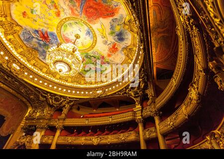 Prunkvolle Decke und Balkone im Palais Garnier - Opernhaus, Paris, Frankreich Stockfoto