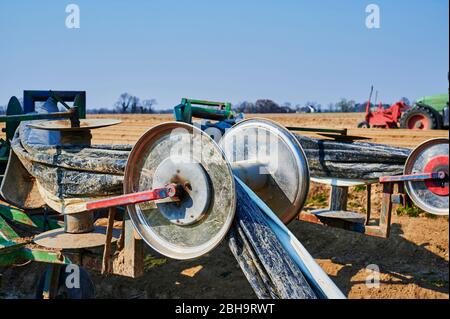Brandenburg, Deutschland - 28. März 2020: Blick auf Maschinen, die bereit sind, ein Spargelfeld in Deutschland für den Anbau vorzubereiten. Stockfoto
