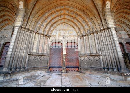 Eingang der Kathedrale Notre Dame in Noyon, Oise, Picardie, Frankreich Stockfoto