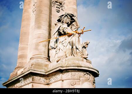 Skulptur auf der Brücke Pont Alexandre III Stockfoto