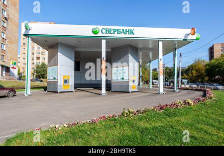 Samara, Russland - 08. Oktober 2017: Autobüro der Sberbank. Größte russische Bank. Text auf russisch: Sberbank Stockfoto