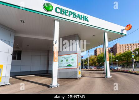 Samara, Russland - 08. Oktober 2017: Autobüro der Sberbank. Größte russische Bank. Text auf russisch: Sberbank Stockfoto