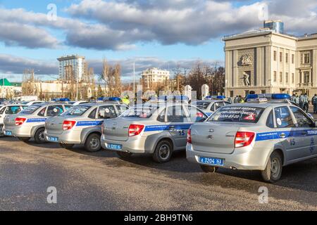 Samara, Russland - 16. November 2017: Russische Polizei patrouilliert Fahrzeuge der Staatlichen Automobilaufsicht auf der Stadtstraße geparkt Stockfoto