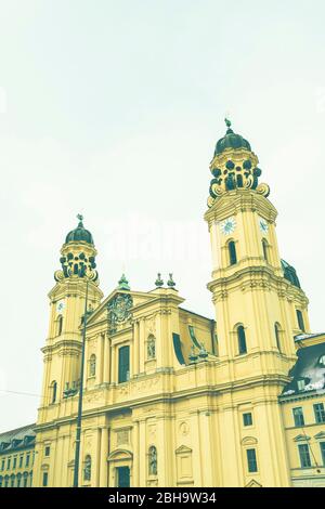St. Kajetan, die Theatinerkirche an der Feldherrenhalle Ecke Hofgarten in München, Bayern, Deutschland. Stockfoto