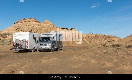 Roadtrip im Winter durch die Halbwüste Bardenas Reales, Navarra, Spanien. Ein UNESCO Biosphärenreservat mit u.a. Castil de Tierra, Pisquerra Mountains und Bardena Blanca. Zwei Camper. Stockfoto