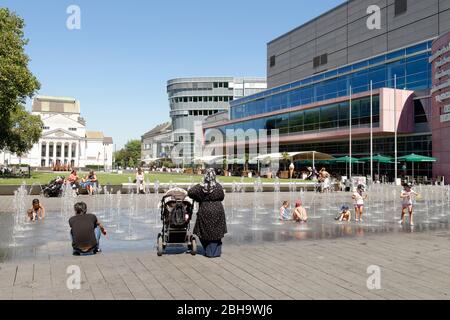 Brunnen, Stadtpalast und Stadttheater in der Fußgängerzone am König-Heinrich-Platz, Duisburg, Nordrhein-Westfalen, Deutschland Stockfoto