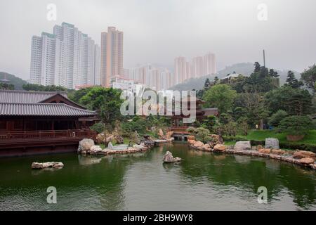 Teich am Nan Lian Garden, Diamond Hill, Kowloon, Hong Kong, Wolkenkratzer im Hintergrund Stockfoto