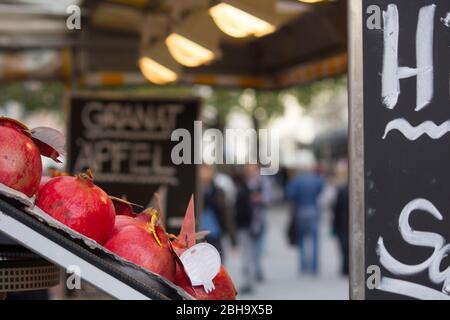 Granatäpfel werden auf einem Markt in München verkauft. Stockfoto