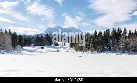 Am Tennsee bei Krün im Winter mit Blick auf das Wettersteinmassiv und die Gipfel der Alpen bei Landkreis Garmisch-Partenkirchen, Bayern, Deutschland. Stockfoto