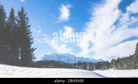 Am Tennsee bei Krün im Winter mit Blick auf das Wettersteinmassiv und die Gipfel der Alpen bei Landkreis Garmisch-Partenkirchen, Bayern, Deutschland. Stockfoto