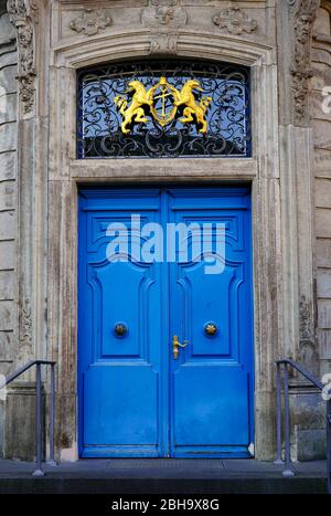 Portal des Alten Rathauses auf dem Marktplatz in Düsseldorf, Altstadt. Blaue Tür und goldenes Bergischer Löwe-Emblem. Stockfoto