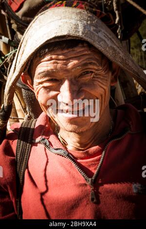 Älterer Mann, 40-50 Jahre alt, Halbportrait, Träger Stockfoto