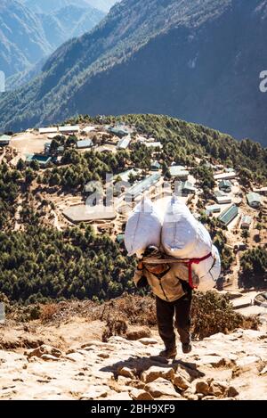 Träger auf dem Weg nach oben, Namche Bazar Stockfoto