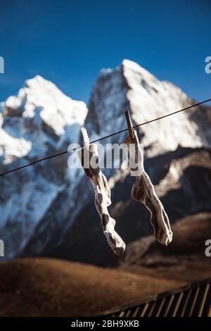 Wandersocken an der Wäscheleine, Berge im Hintergrund Stockfoto