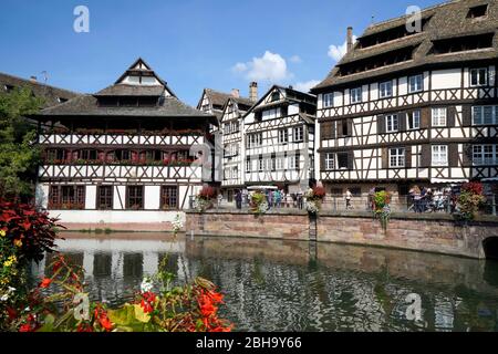 Frankreich, Elsass, Straßburg, Petit France, Maison des Tanneurs, Restaurant, Fachwerkhäuser, Fluss Ill Stockfoto