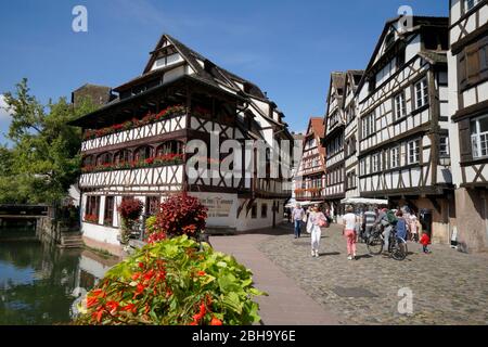 Frankreich, Elsass, Straßburg, Petit France, Maison des Tanneurs, Restaurant, Fachwerkhäuser an der Ill Stockfoto