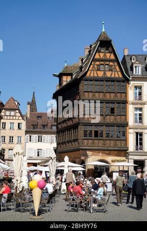 Frankreich, Elsass, Straßburg, Domplatz, Kammerzell-Haus, Strassburgs ältestes Haus, UNESCO-Weltkulturerbe, Fachwerkhaus, Bürgersteig-Café Stockfoto