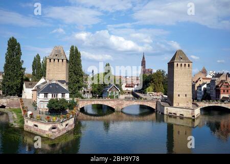 Frankreich, Elsass, Straßburg, Ponts Couverts, Ill, Straßburger Dom im Hintergrund Stockfoto