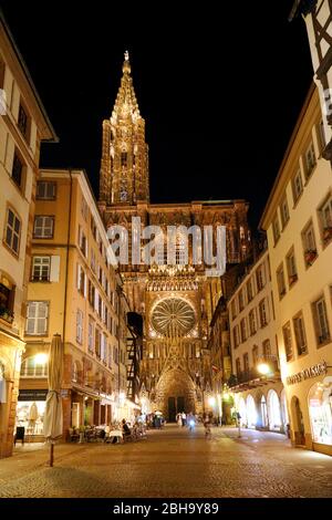 Frankreich, Elsass, Straßburg, Blick von der Rue Merciere auf den Straßburger Dom, abends beleuchtet Stockfoto