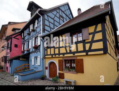 Frankreich, Elsass, Elässer Weinstraße, Bergheim, das blumengeschmückte Bergheim, gelb-blaues Fachwerkhaus Stockfoto