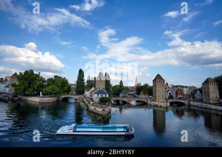 Frankreich, Elsass, Straßburg, Petit France, Ponts Couverts, Ill, Straßburger Kathedrale im Hintergrund Stockfoto