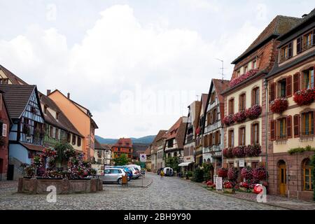 Frankreich, Elsass, Elässer Weinstraße, Bergheim, das blumengeschmückte Bergheim, Marktplatz, Brunnen Stockfoto