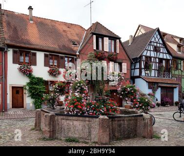 Frankreich, Elsass, Elässer Weinstraße, Bergheim, das blumengeschmückte Bergheim, Marktplatz, Brunnen Stockfoto