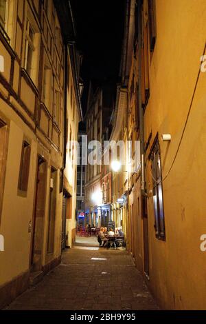 Frankreich, Elsass, Straßburg, Altstadt, schmale Gasse, Fußgängerzone, Straßenrestaurant, Gäste, am Abend Stockfoto