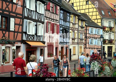 Frankreich, Elsass, Elsass Weinstraße, Colmar, Altstadt, bunte Fachwerkhäuser im Stadtteil Petite Venise, Klein Venedig, Touristen Stockfoto