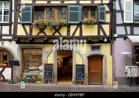 Frankreich, Elsass, Elsass Weinstraße, Colmar, Altstadt, Fachwerkhaus, Geschäft, Bäckerei, Konditorei, Keksherstellung, draußen Stockfoto