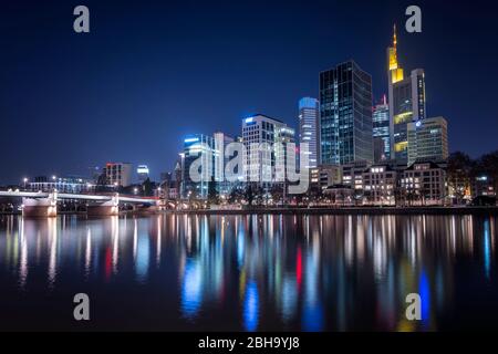 Frankfurt am Main, Hessen, Deutschland, Frankfurter Skyline bei Dämmerung Stockfoto