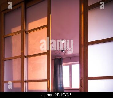 Haus Schiebetüren aus Holz bei Sonnenuntergang, Sonnenaufgang Stockfoto