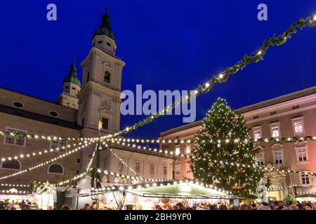 Salzburg: Weihnachtsmarkt Christkindlmarkt (Christkindl-Markt) am Residenzplatz, im hinteren Dom, Weihnachtsbeleuchtung in Flachgau, Salzburg, Österreich Stockfoto