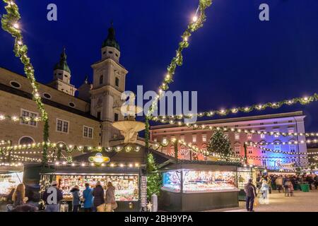 Salzburg: Weihnachtsmarkt Christkindlmarkt (Christkindl-Markt) am Residenzplatz, im hinteren Dom, Weihnachtsbeleuchtung in Flachgau, Salzburg, Österreich Stockfoto