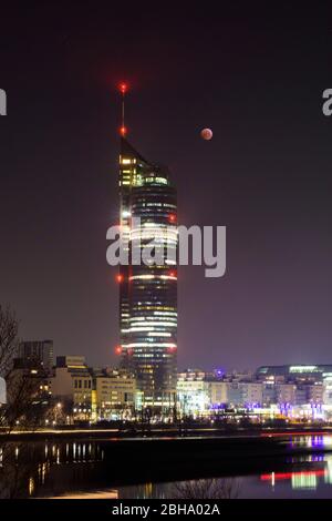 Wien, Wien: Mondfinsternis, Blutmond, Sanguinmond, Vollmond am Millennium Tower, Donau in der 20. Brigittenau, Wien, Österreich Stockfoto