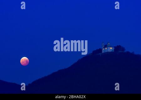 Wien, Wien: Mondfinsternis, Blutmond, Sanguinmond, Vollmond am Leopoldsberg, Kirche St. Leopold um 19. Dobling, Wien, Österreich Stockfoto